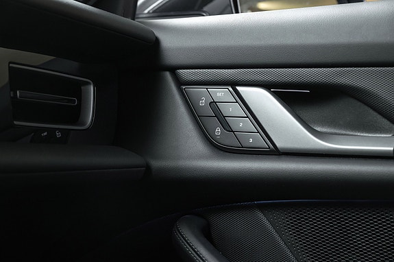 Porsche Taycan Cross Turismo 16 of 30