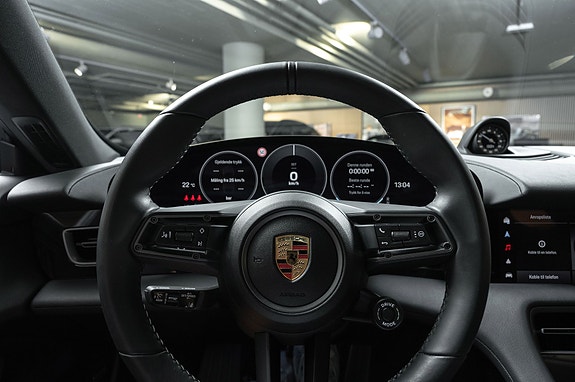 Porsche Taycan Cross Turismo 24 of 30