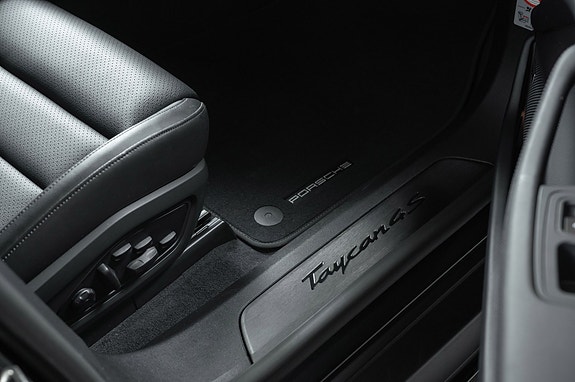 Porsche Taycan Cross Turismo 30 of 30