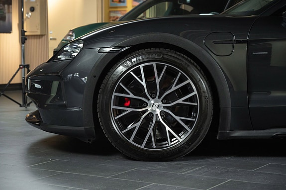Porsche Taycan Cross Turismo 8 of 30