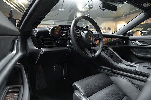 Porsche Taycan Cross Turismo 20 of 30