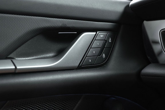 Porsche Taycan Cross Turismo 17 of 30