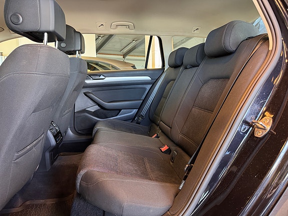 Volkswagen Passat 13 of 30