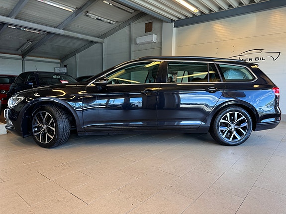 Volkswagen Passat 2 of 30