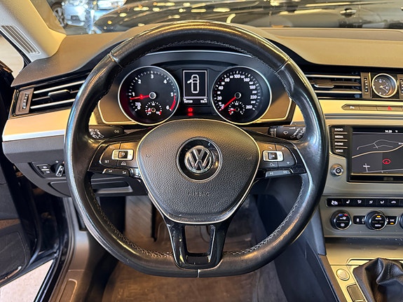 Volkswagen Passat 17 of 30