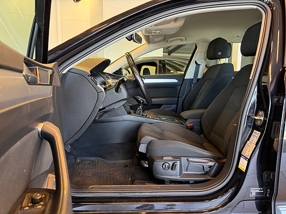 Volkswagen Passat 9 of 30