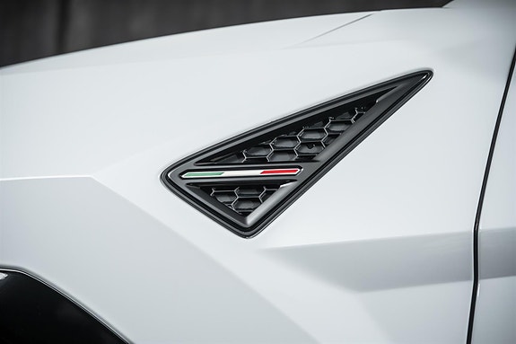 Lamborghini Urus 21 of 30