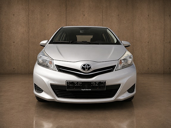 Toyota Yaris 2 of 12
