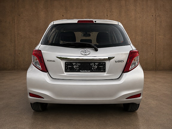 Toyota Yaris 5 of 12