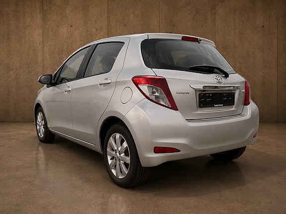Toyota Yaris 7 of 12