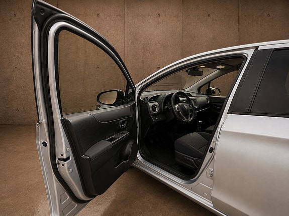 Toyota Yaris 8 of 12