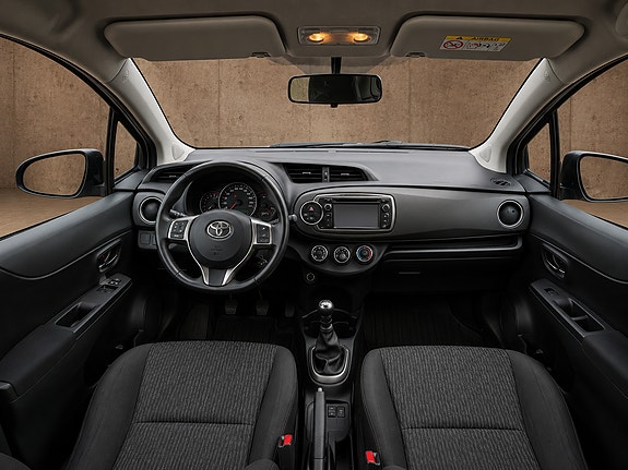 Toyota Yaris 10 of 12