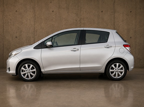 Toyota Yaris 4 of 12
