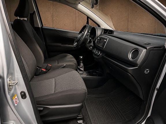 Toyota Yaris 9 of 12
