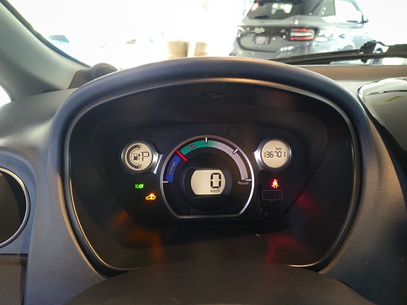 Peugeot iOn 8 of 13
