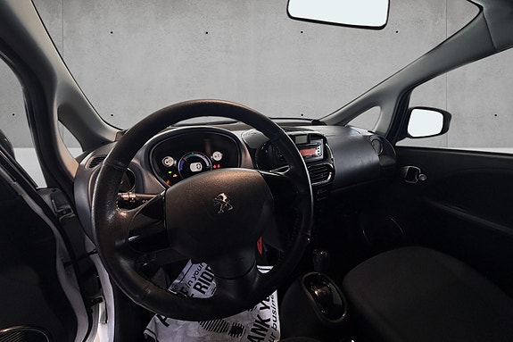 Peugeot iOn 9 of 13