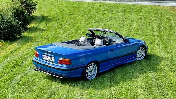 BMW 320i 10 of 30