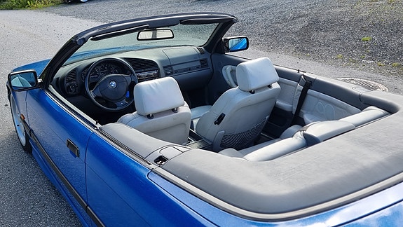 BMW 320i 25 of 30