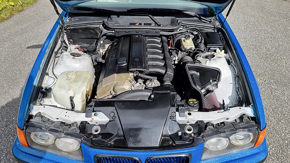 BMW 320i 16 of 30