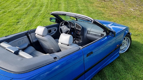 BMW 320i 11 of 30