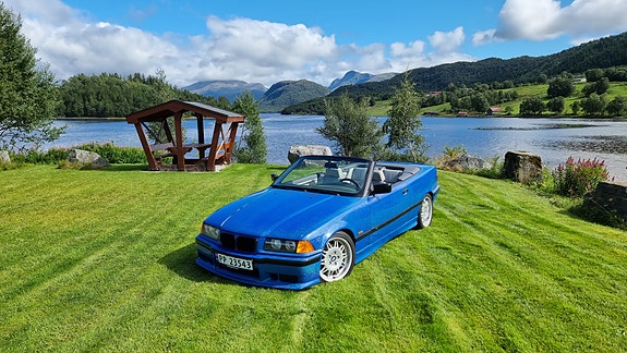BMW 320i 2 of 30