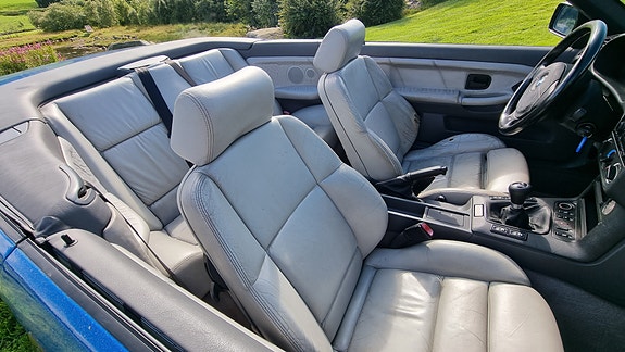 BMW 320i 14 of 30
