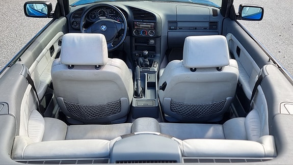 BMW 320i 26 of 30