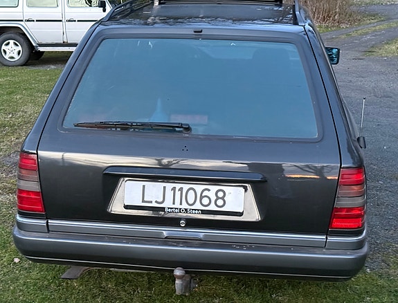 Mercedes-Benz 300 E 10 of 17