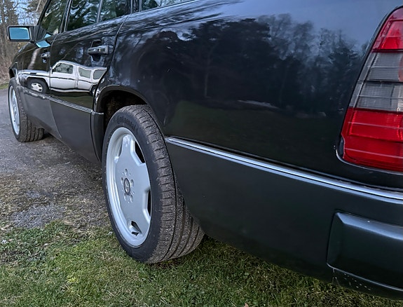 Mercedes-Benz 300 E 13 of 17