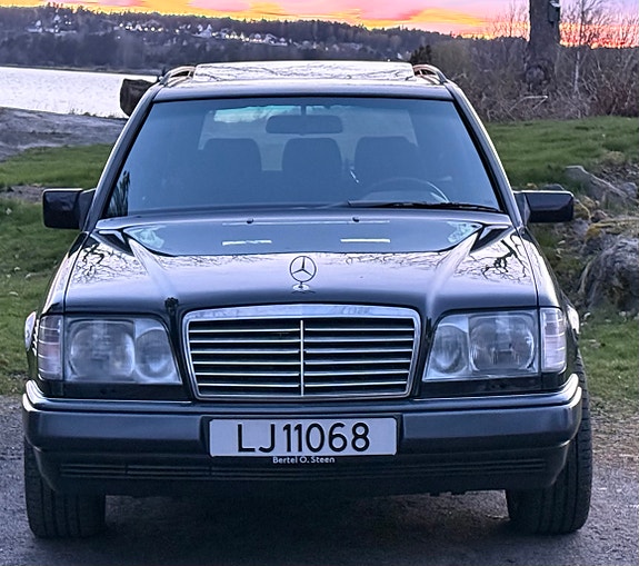 Mercedes-Benz 300 E 6 of 17