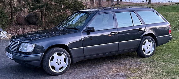 Mercedes-Benz 300 E 4 of 17
