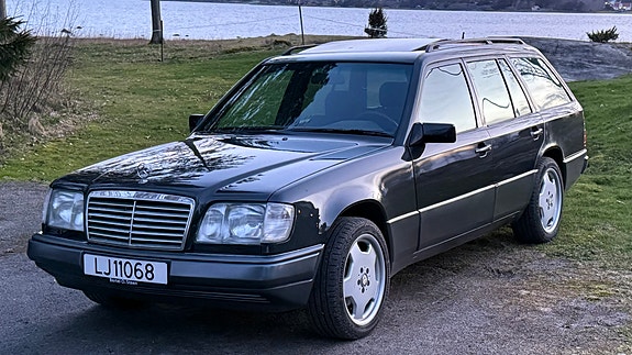 Mercedes-Benz 300 E 5 of 17