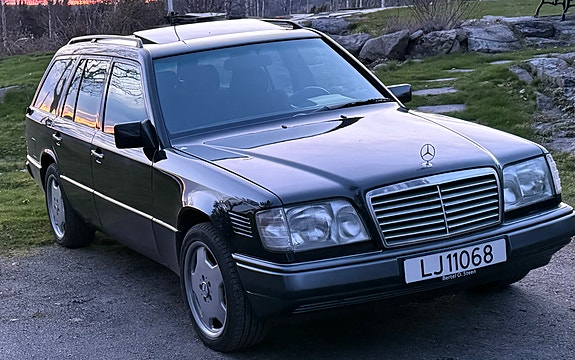 Mercedes-Benz 300 E 7 of 17