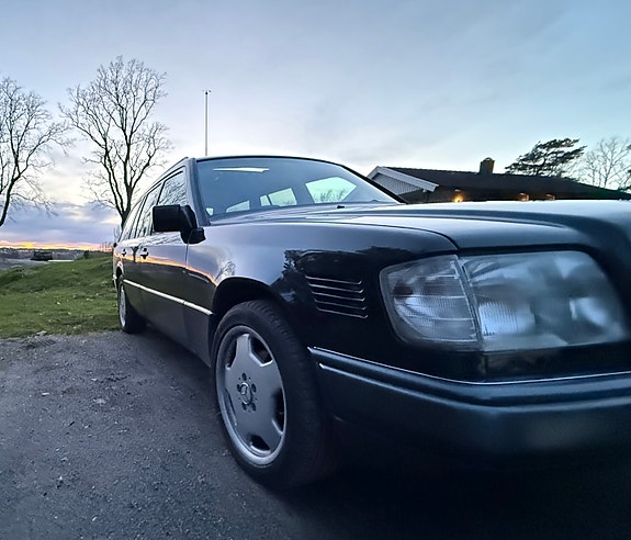Mercedes-Benz 300 E 17 of 17