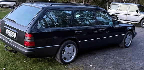 Mercedes-Benz 300 E 9 of 17