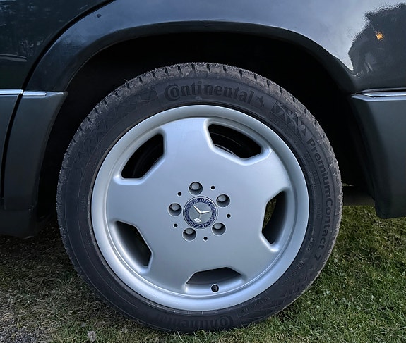 Mercedes-Benz 300 E 12 of 17