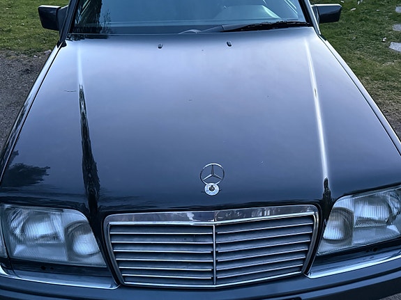 Mercedes-Benz 300 E 15 of 17