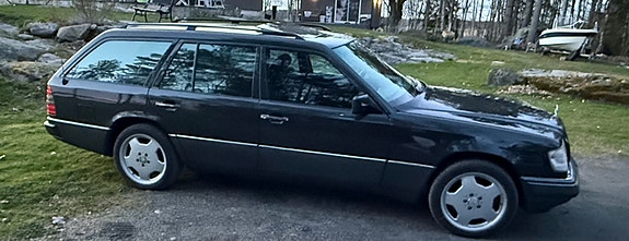 Mercedes-Benz 300 E 8 of 17
