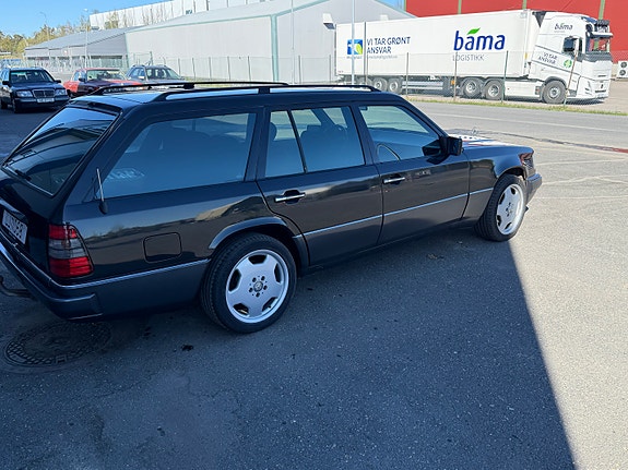 Mercedes-Benz 300 E 2 of 17