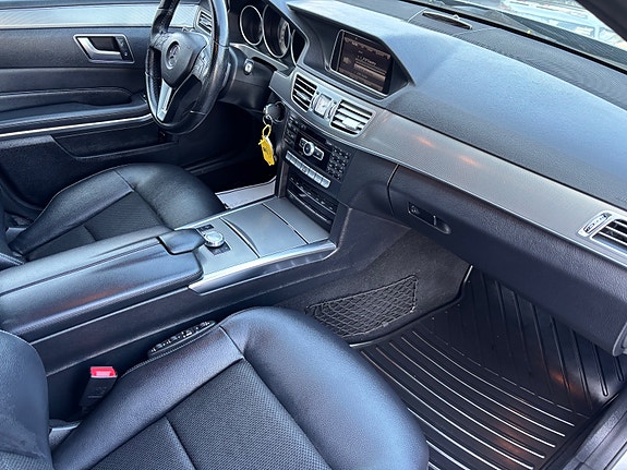 Mercedes-Benz E200 30 of 30