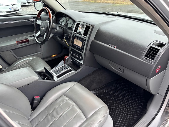 Chrysler 300C 27 of 30