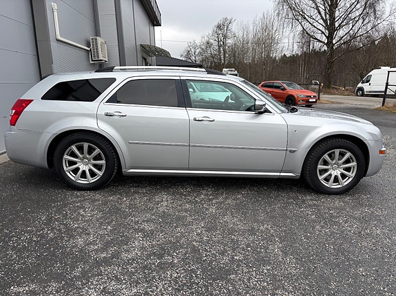 Chrysler 300C 9 of 30
