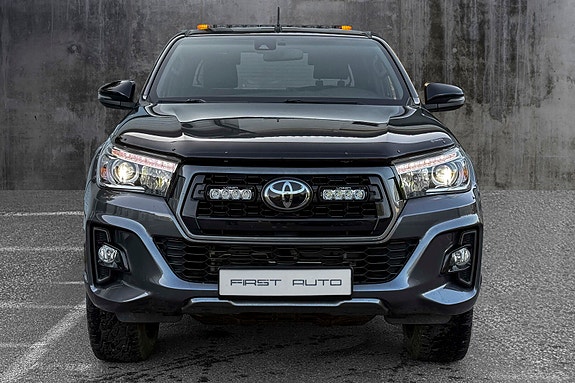 Toyota HiLux 2 of 20