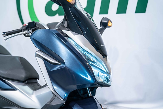 Honda NSS300 Forza 300 - Kun gått 170 mil! 4 of 13