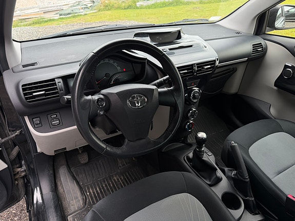 Toyota IQ 4 of 5