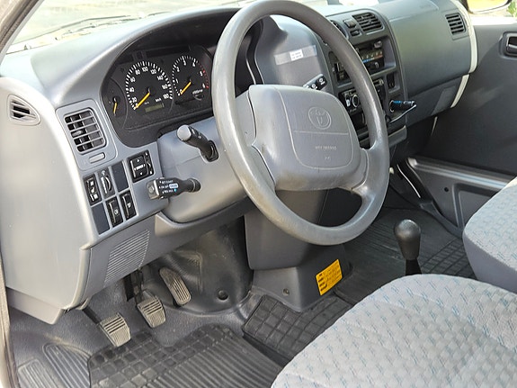 Toyota HiAce 4 of 8