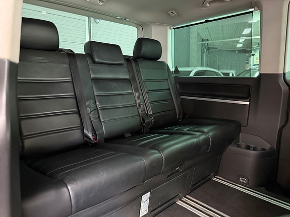 Volkswagen Multivan 13 of 30