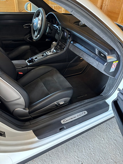 Porsche 911 Carrera GTS 10 of 17