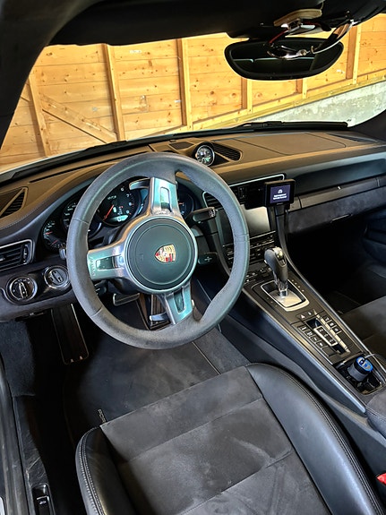 Porsche 911 Carrera GTS 11 of 17