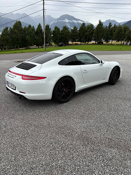 Porsche 911 Carrera GTS 3 of 17